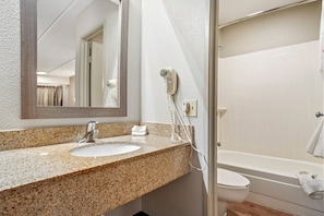 Superior Room, 1 King Bed (Smoke Free) | Bathroom | Combined shower/tub, free toiletries, towels - Red Roof Inn West Monroe (West Monroe)