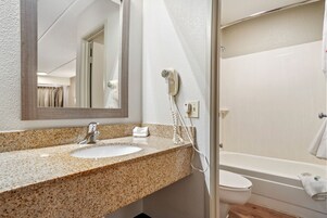 Bañera con ducha, artículos de tocador gratuitos, toallas