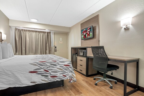 Superior Room, 1 King Bed (Smoke Free) | 1 bedroom, in-room safe, desk, laptop workspace