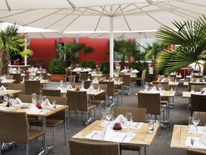 3 restaurants; breakfast, lunch and dinner served  - Mövenpick Hotel Zuerich-Airport (Opfikon)