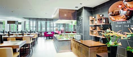 3 restaurants, spécialités Cuisine internationale