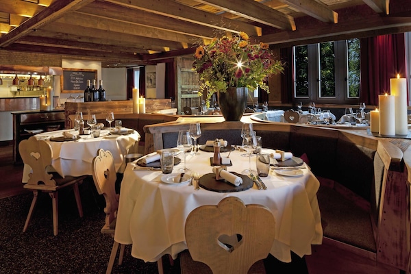 3 restaurants; breakfast, lunch, and dinner served