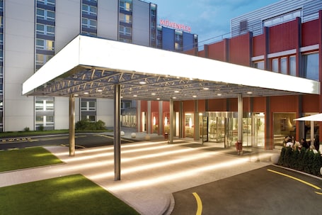 Property entrance. Mövenpick Hotel Zuerich-Airport