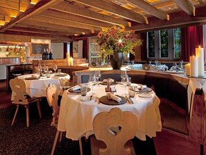3 restaurants, breakfast, lunch, dinner served; international cuisine