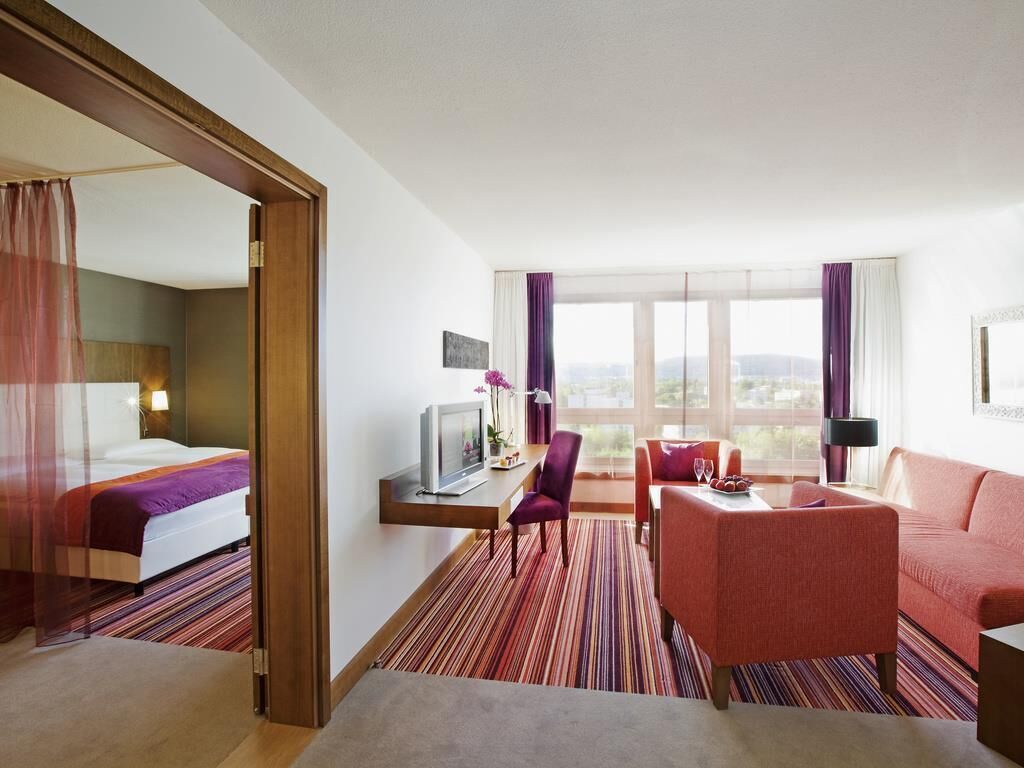 Suite, 1 Bedroom | Hypo-allergenic bedding, minibar, in-room safe, desk
