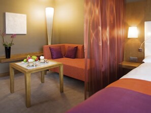 Hypo-allergenic bedding, minibar, in-room safe, desk - Mövenpick Hotel Zuerich-Airport (Opfikon)