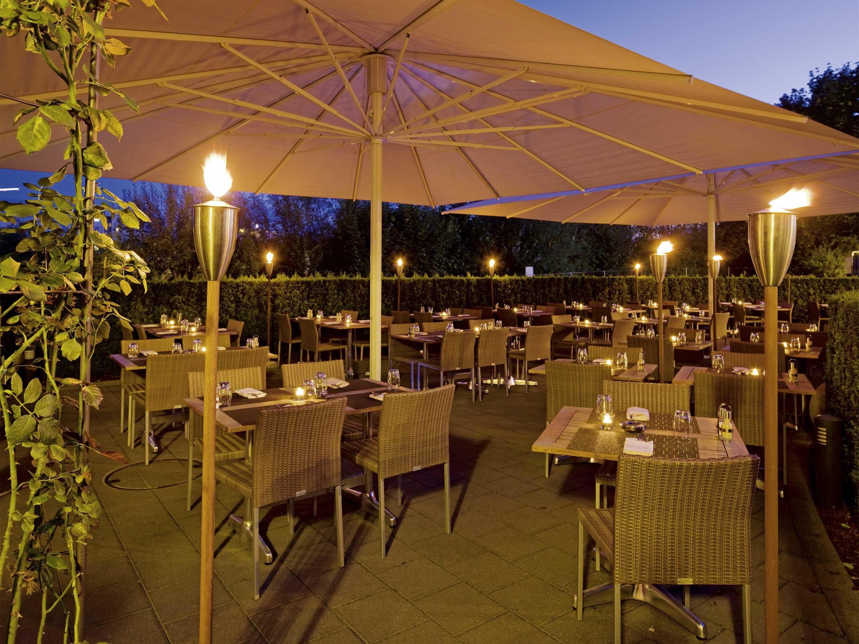 3 restaurants, breakfast, lunch, dinner served; international cuisine