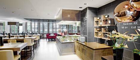 3 restaurants; breakfast, lunch and dinner served