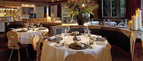 3 restaurants, breakfast, lunch, dinner served; international cuisine