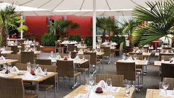 3 restaurants, breakfast, lunch, dinner served; international cuisine