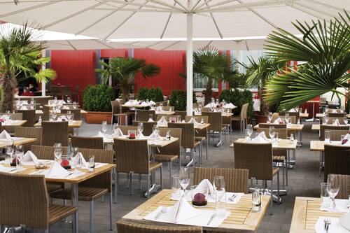 3 restaurants; breakfast, lunch and dinner served