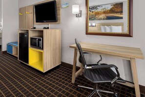 In-room safe, desk, soundproofing, iron/ironing board - Days Inn by Wyndham Waycross (Waycross)