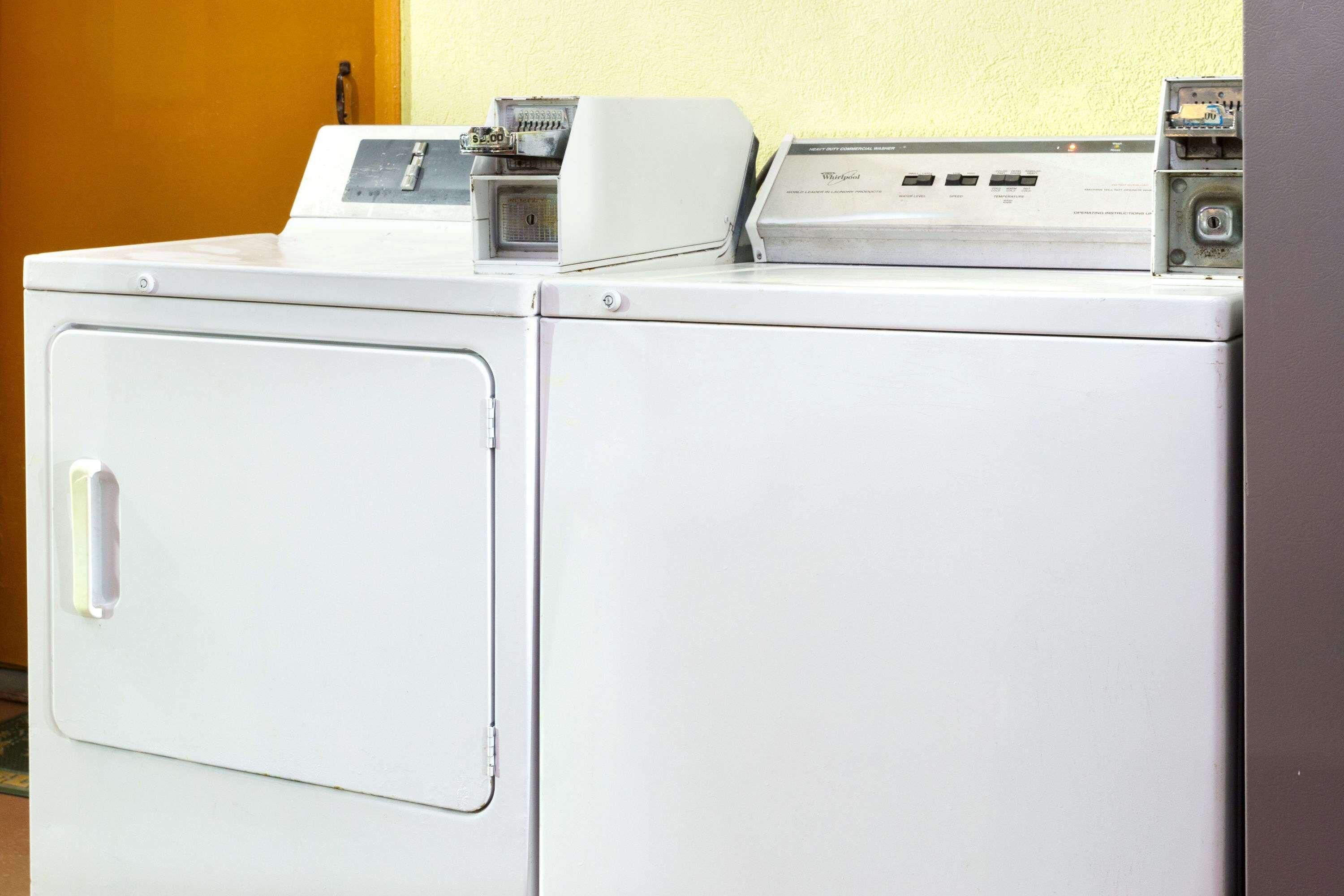Deux machines à laver à chargement frontal, de couleur blanche, avec un panneau de commande situé sur le dessus.