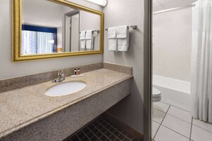 Bañera con ducha, artículos de tocador ecológicos, secador de pelo