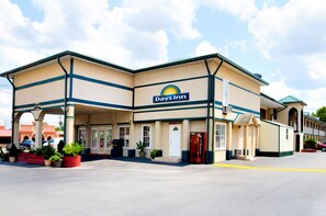 A Days Inn with a two-story structure, a covered parking area, and a clear sky. - Days Inn by Wyndham Waycross (Waycross)