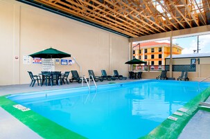 Una piscina al aire libre de temporada