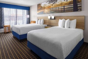 خزنة داخل الغرفة ومكتب وتجهيزات عازلة للصوت ومكواة/لوح كي