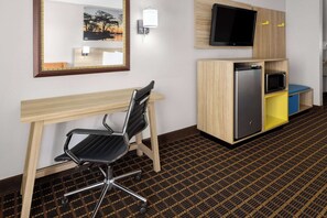 In-room safe, desk, soundproofing, iron/ironing board - Days Inn by Wyndham Waycross (Waycross)