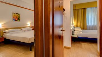 家庭房, 2 张大床, 无烟房, 连通房 | 迷你吧、办公桌、遮光窗帘、隔音