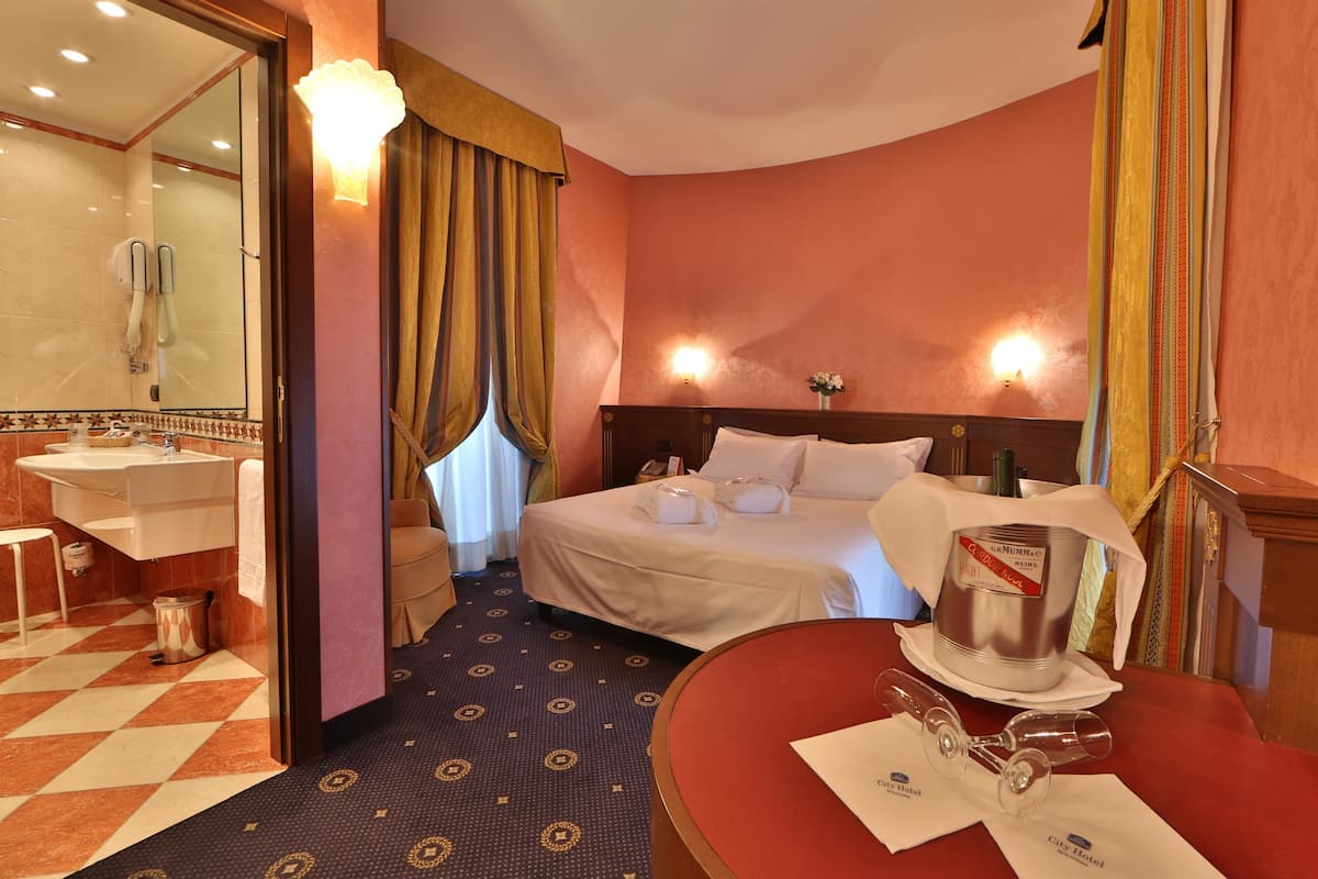 Junior-Suite, 1 Queen-Bett, Nichtraucher | Minibar, Schreibtisch, Verdunkelungsvorhänge, schallisolierte Zimmer