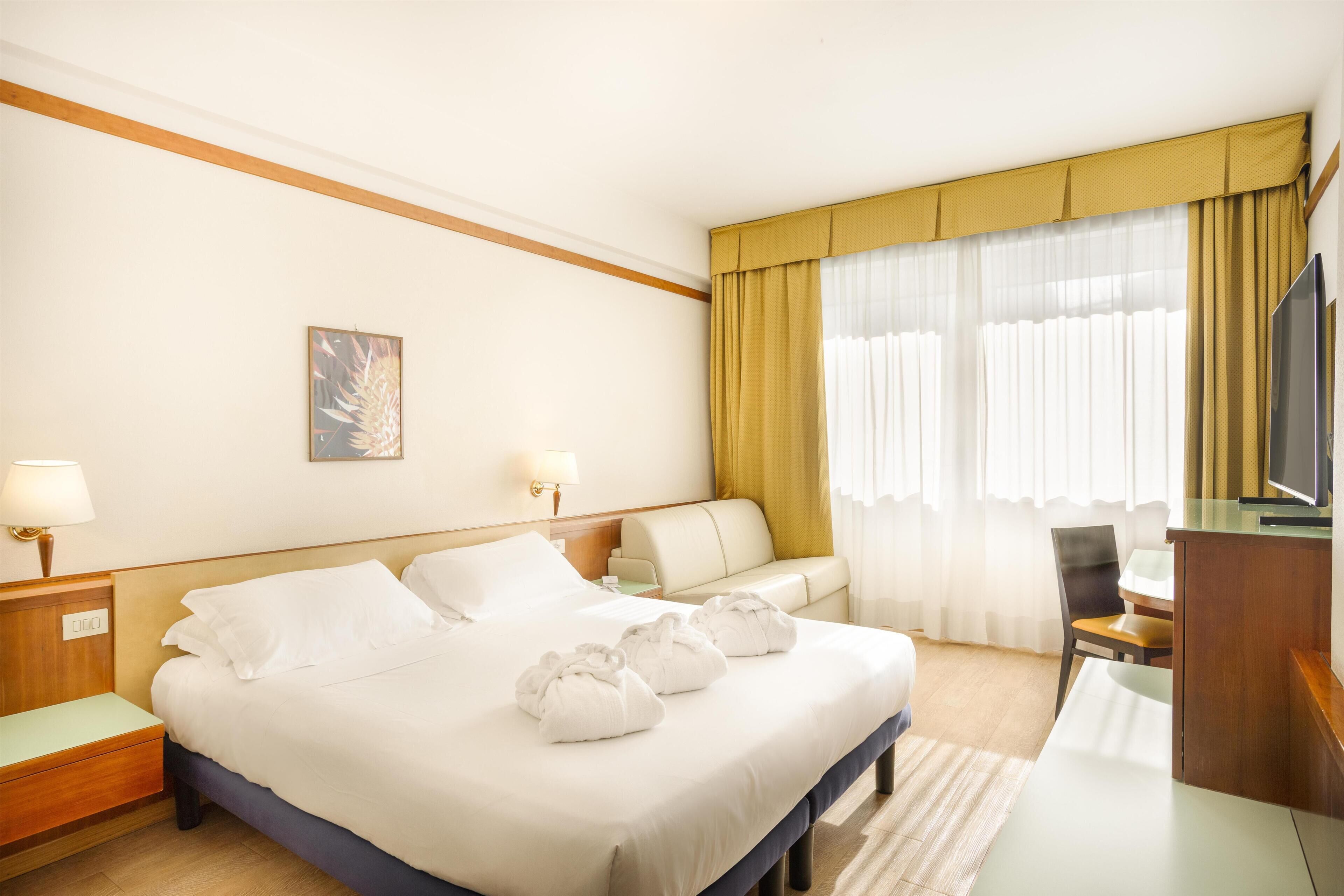 Minibar, meja kerja, tirai kedap cahaya, dan kedap suara