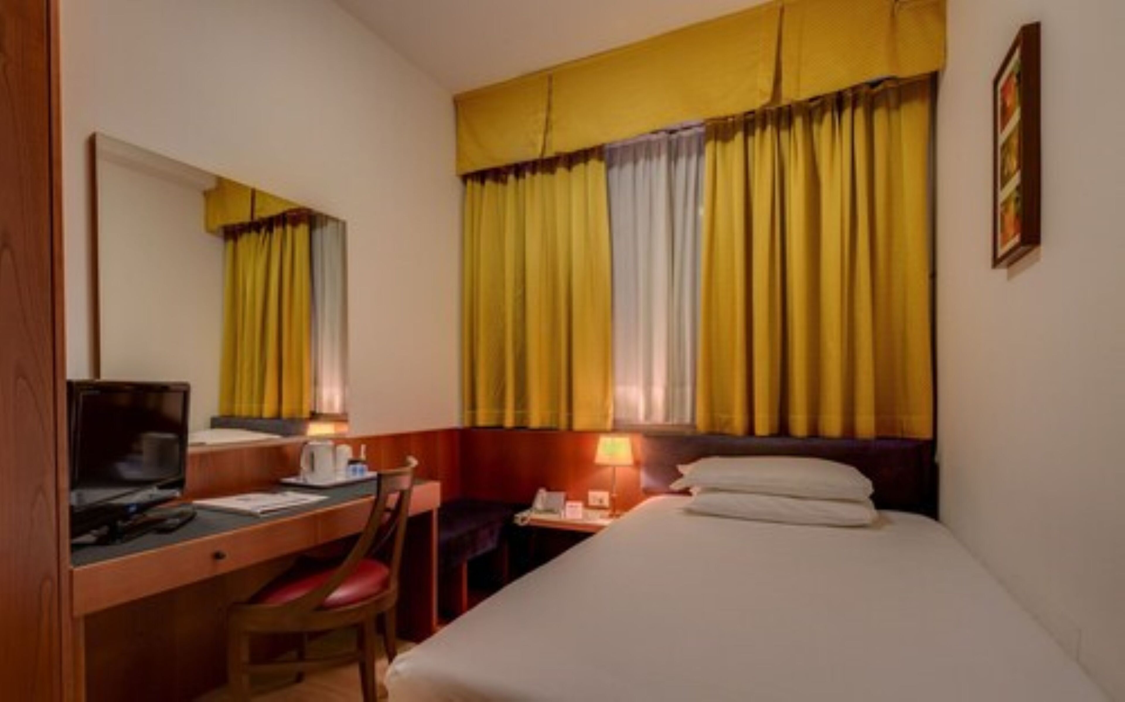 classic room, 1 single bed, non smoking | minibar, desk, blackout curtains, soundproofing