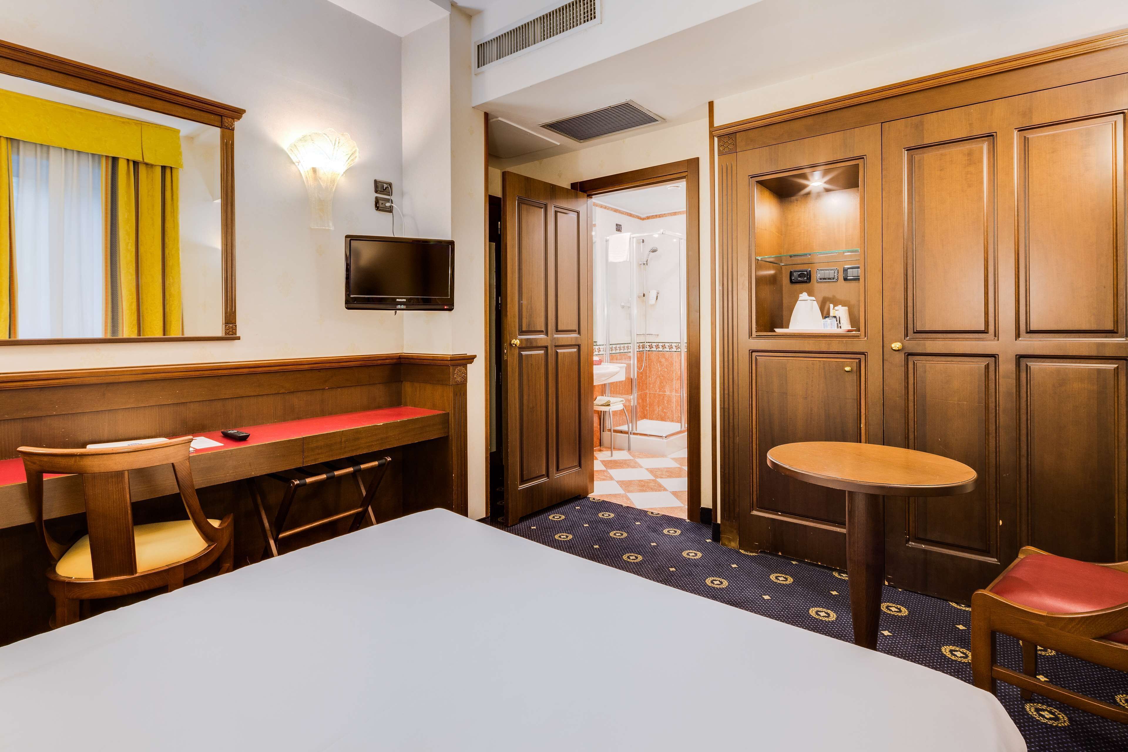 superior room, 1 queen bed, non smoking | minibar, desk, blackout curtains, soundproofing