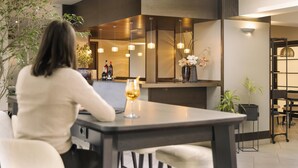 Ein modernes Interieur mit Essbereich, einer Bar und einer Sitzecke.
