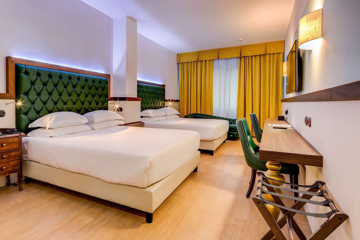 Quarto família, 2 camas Queen, para não fumantes, quartos conectados | Frigobar, escrivaninha, cortinas blackout, quartos à prova de som