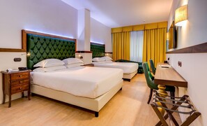 Familierom, 2 queensize-senger, ikke-røyk, rom vegg-i-vegg | Minibar, skrivebord, blendingsgardiner og lydisolert