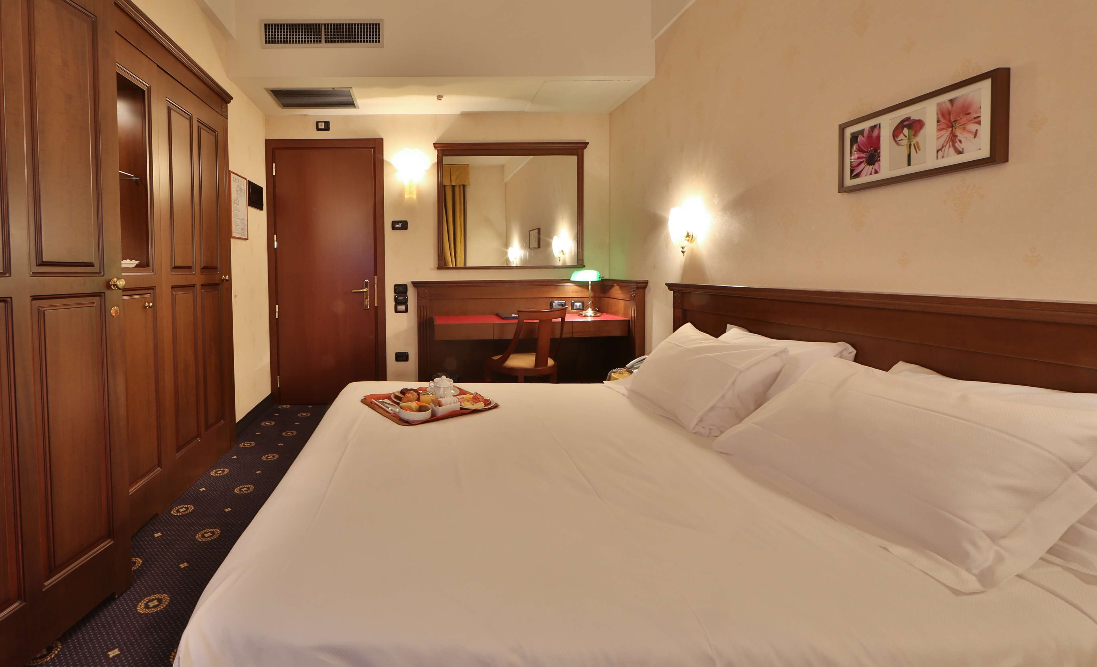 superior room, 1 queen bed, non smoking | minibar, desk, blackout curtains, soundproofing