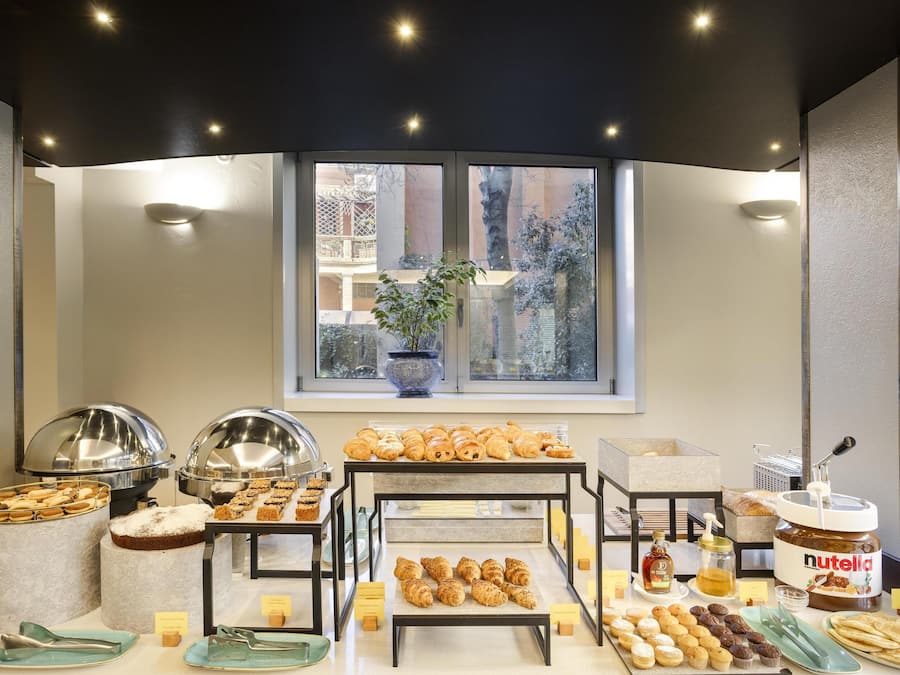 Petit déjeuner buffet (10 EUR par personne)