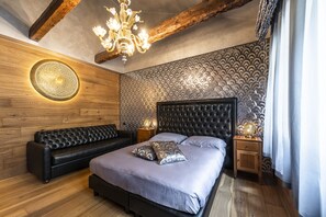 Copriletto in piuma, minibar, una cassaforte in camera, una scrivania