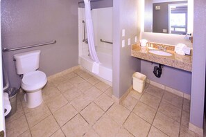 Combined shower/tub, free toiletries, hair dryer, towels - Comfort Inn Encinitas Near Legoland (Encinitas)