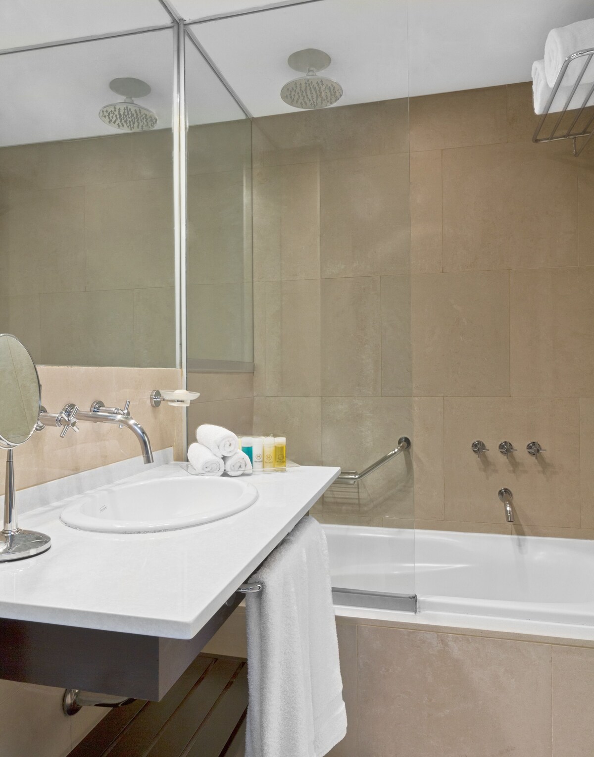 Ducha, artículos de higiene personal de diseño, secador de pelo y bidé