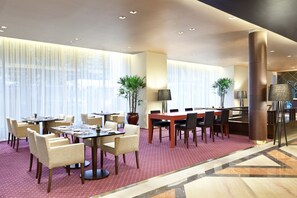 Frokost og lunsj serveres