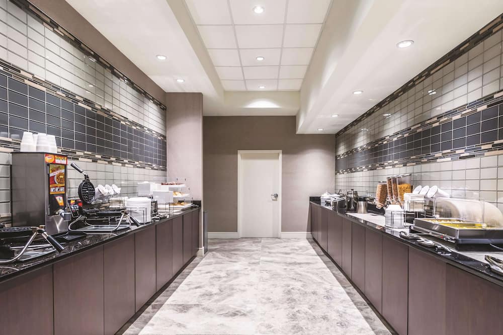 La Quinta Inn & Suites by Wyndham Cincinnati Sharonville