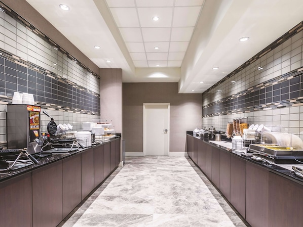 Free daily continental breakfast - La Quinta Inn & Suites by Wyndham Cincinnati Sharonville (Sharonville)