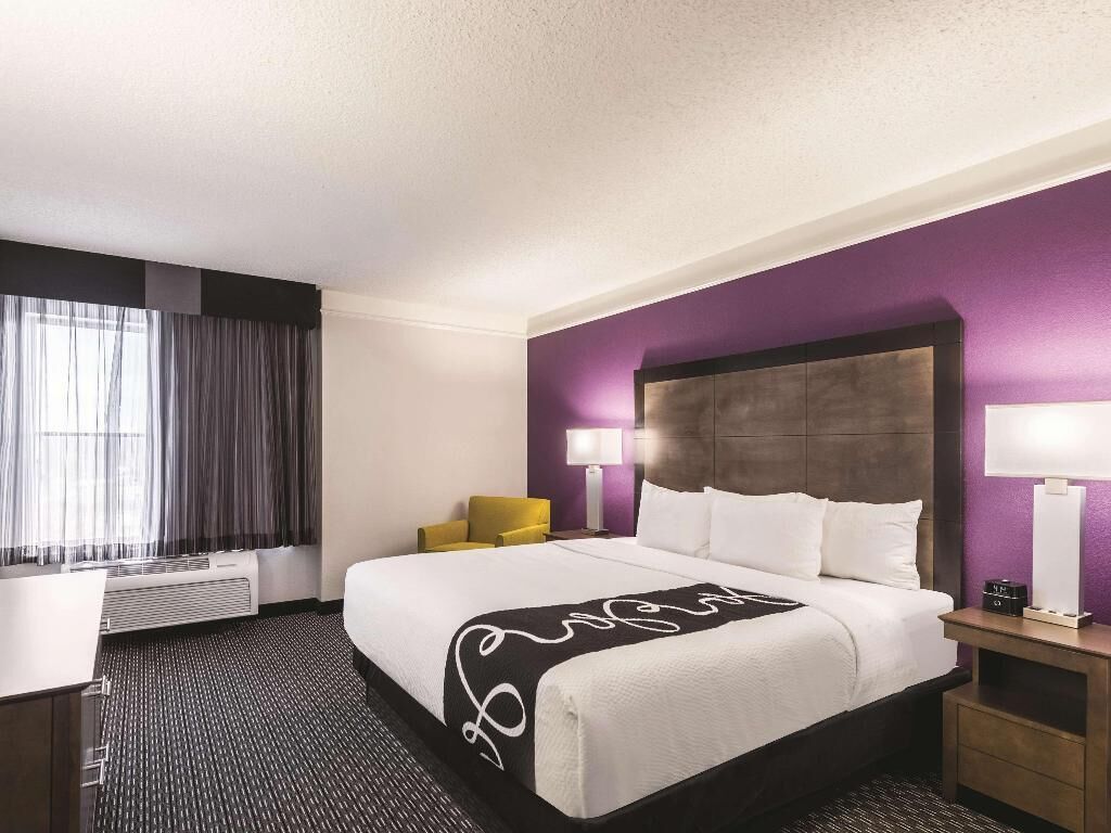 Premium bedding, in-room safe, desk, laptop workspace
