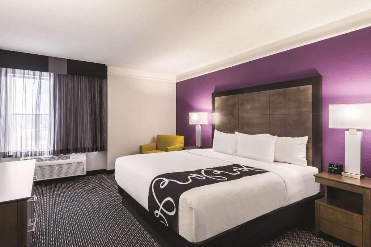Roupas de cama premium, cofres nos quartos, escrivaninha