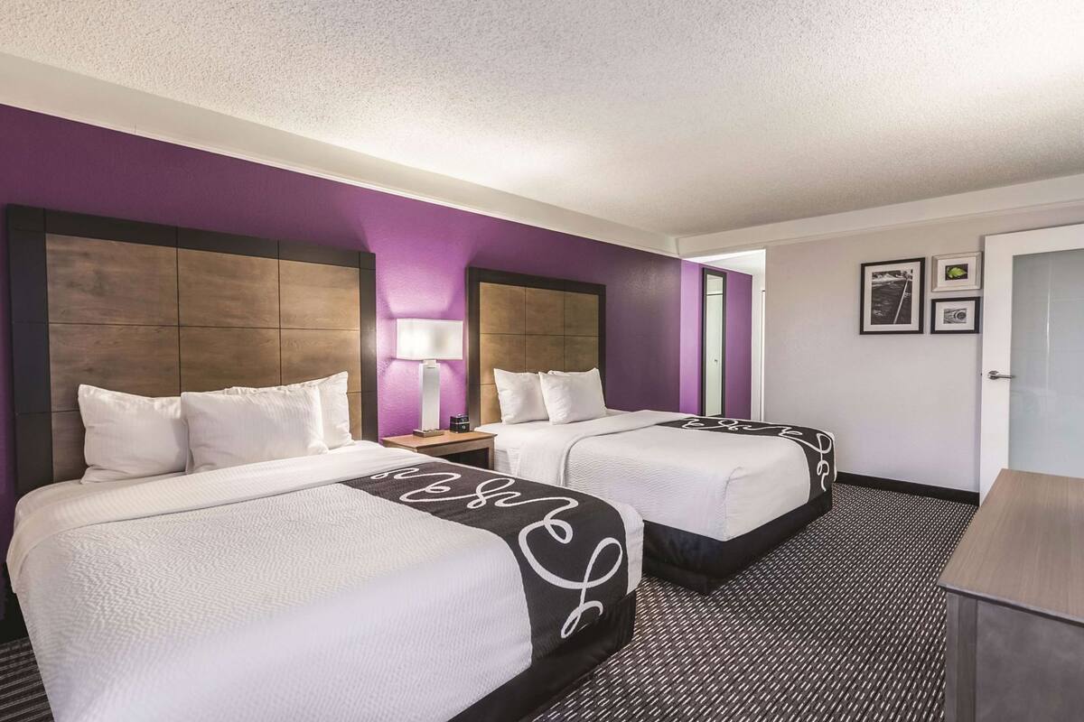 Premium bedding, in-room safe, desk, laptop workspace