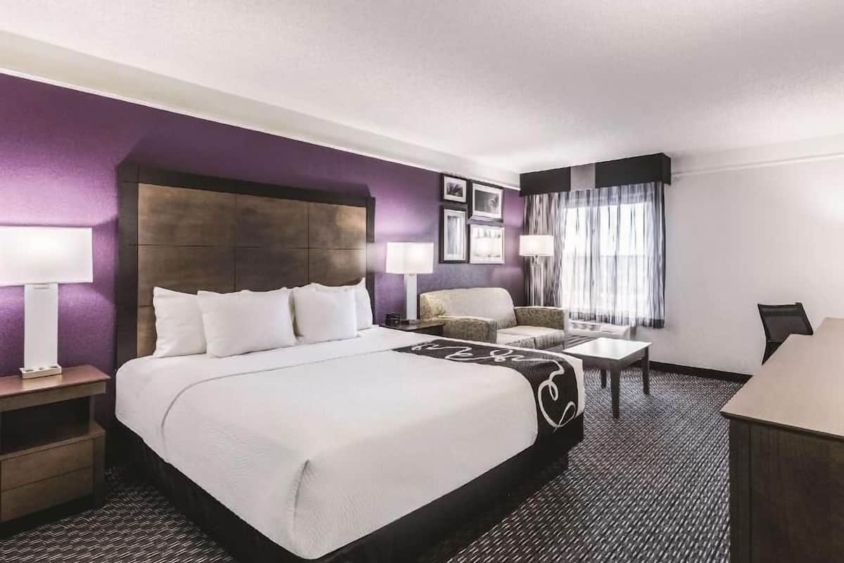 Premium bedding, in-room safe, desk, laptop workspace