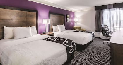 La Quinta Inn & Suites by Wyndham Cincinnati Sharonville
