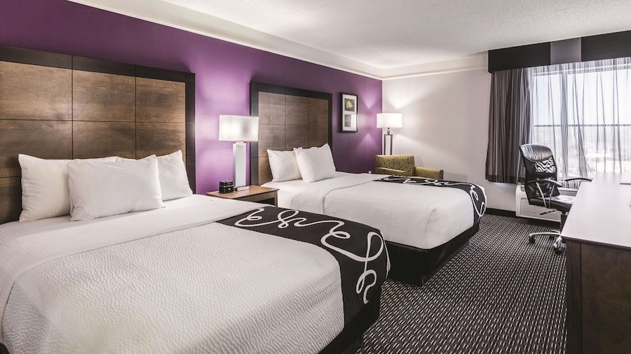 La Quinta Inn & Suites by Wyndham Cincinnati Sharonville