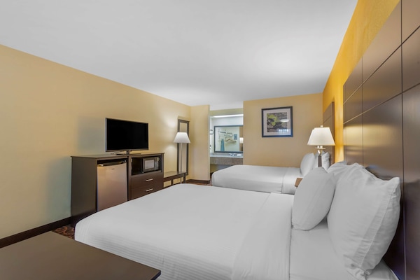 Peti besi dalam bilik, meja, ruang kerja komputer riba