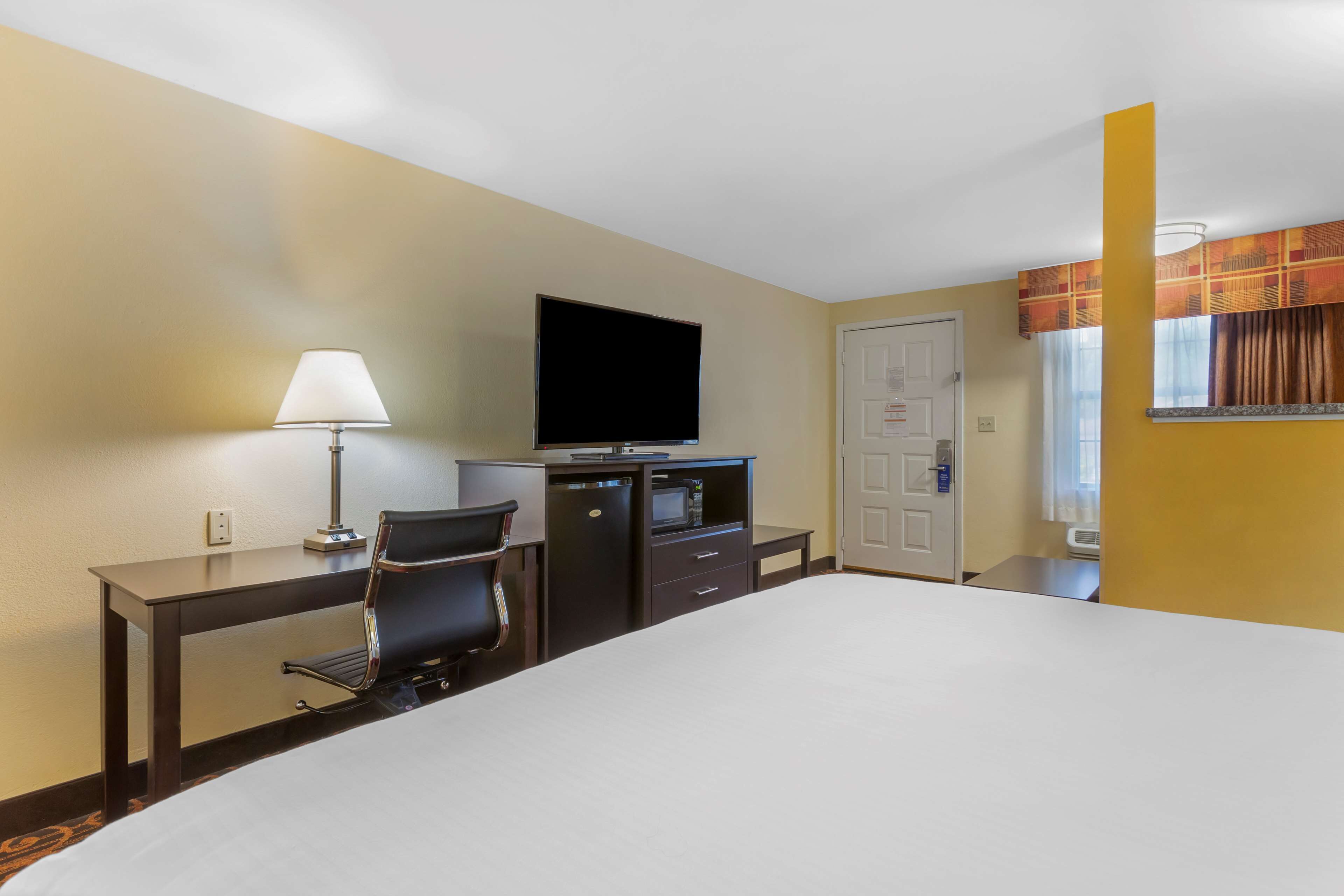 suite, 1 king bed, non smoking, jetted tub (with sofabed) | 1 bedroom, in-room safe, desk, laptop workspace