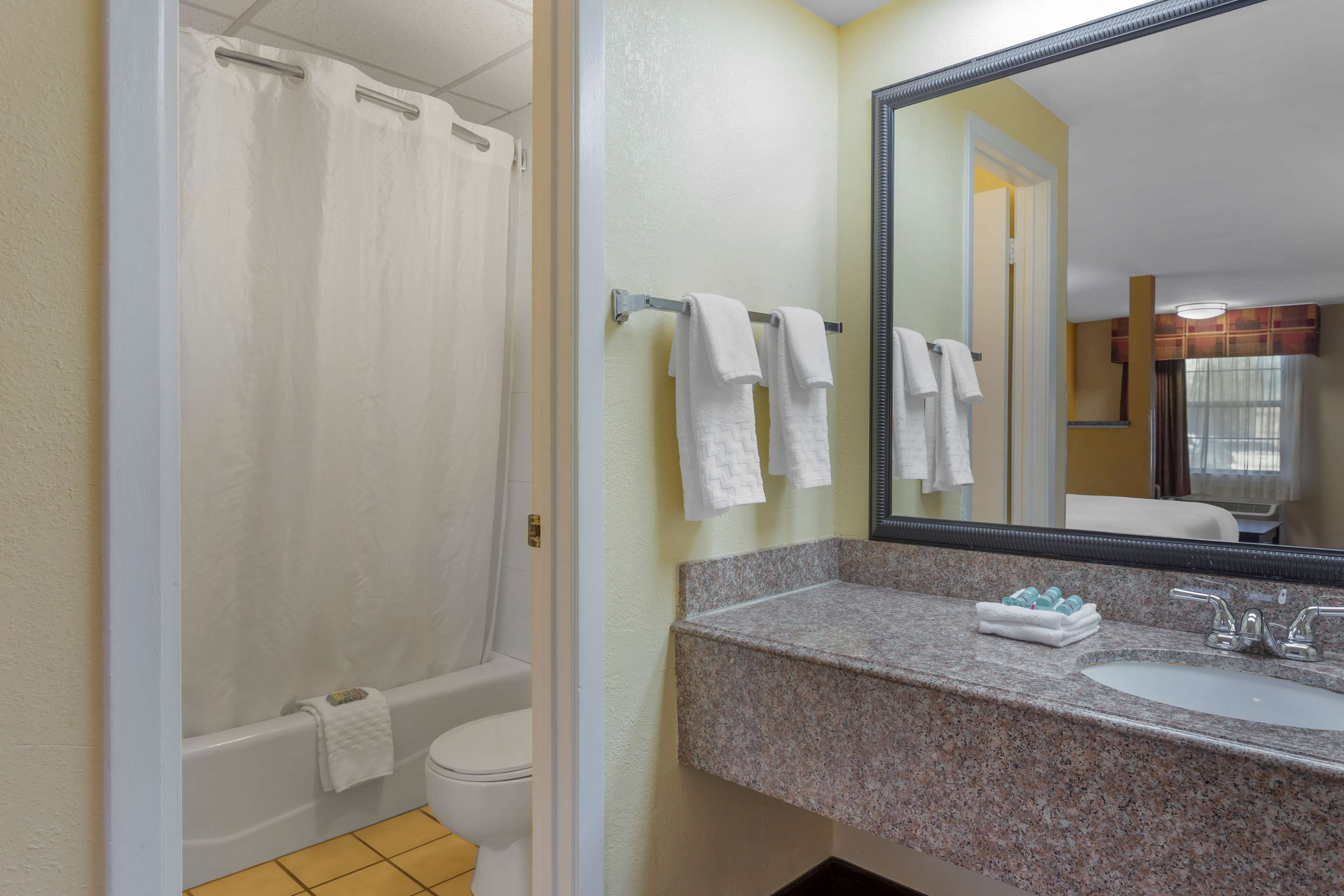 combined shower/bathtub, eco-friendly toiletries, hair dryer, towels