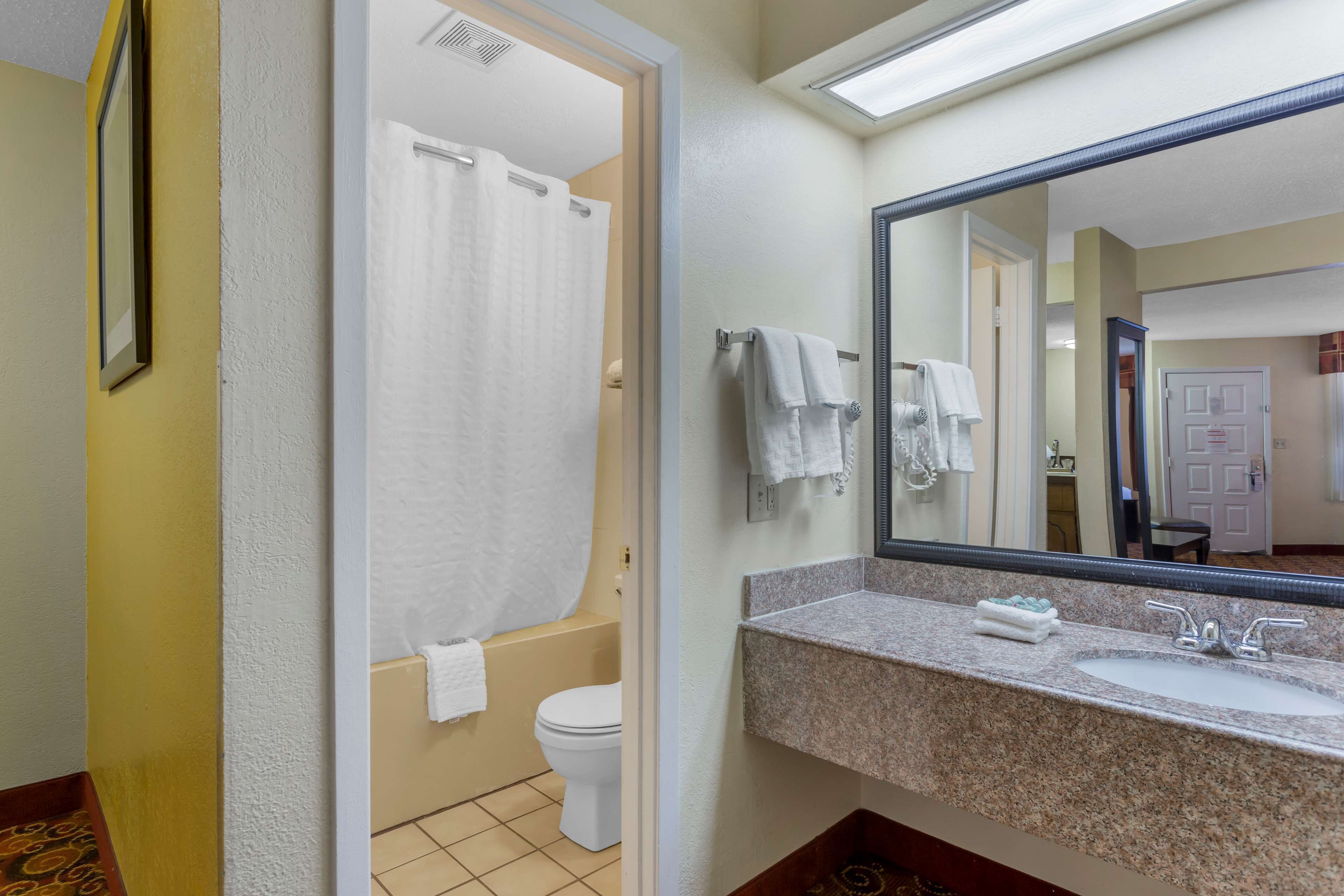 combined shower/bathtub, eco-friendly toiletries, hair dryer, towels