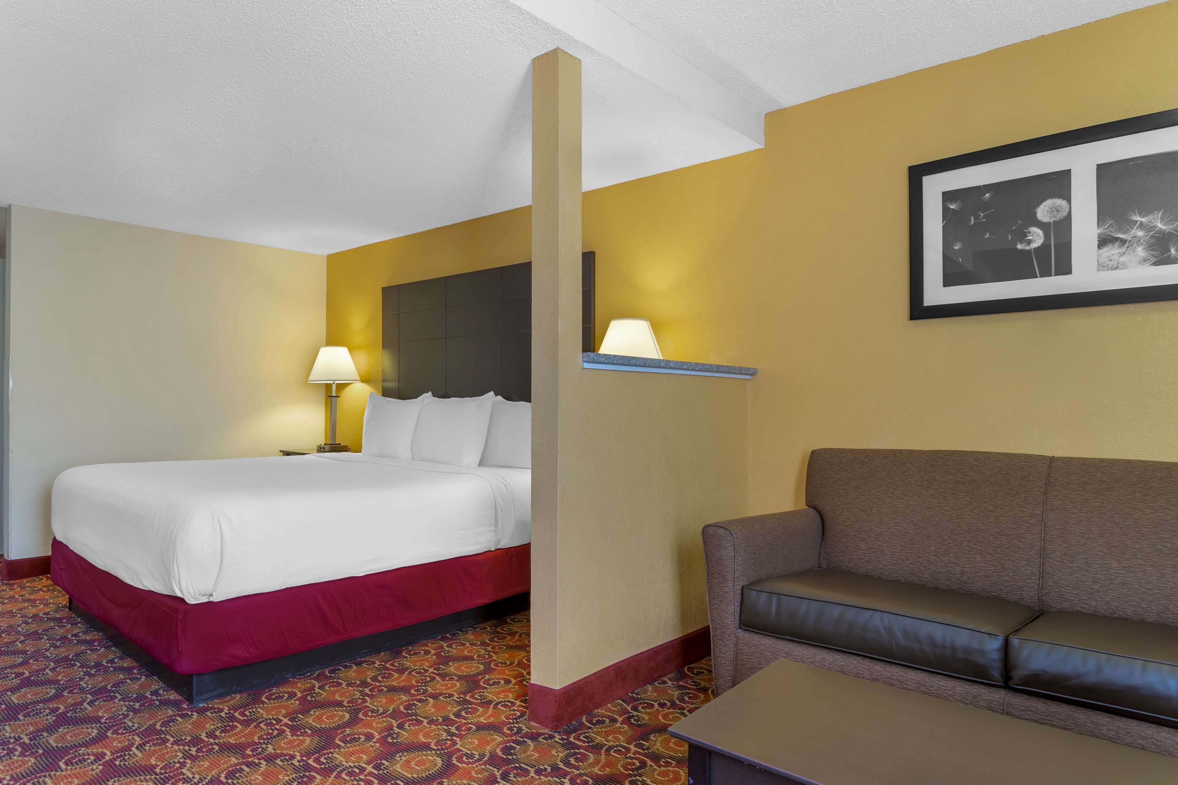 standard room, 1 king bed, accessible, bathtub | 1 bedroom, in-room safe, desk, laptop workspace