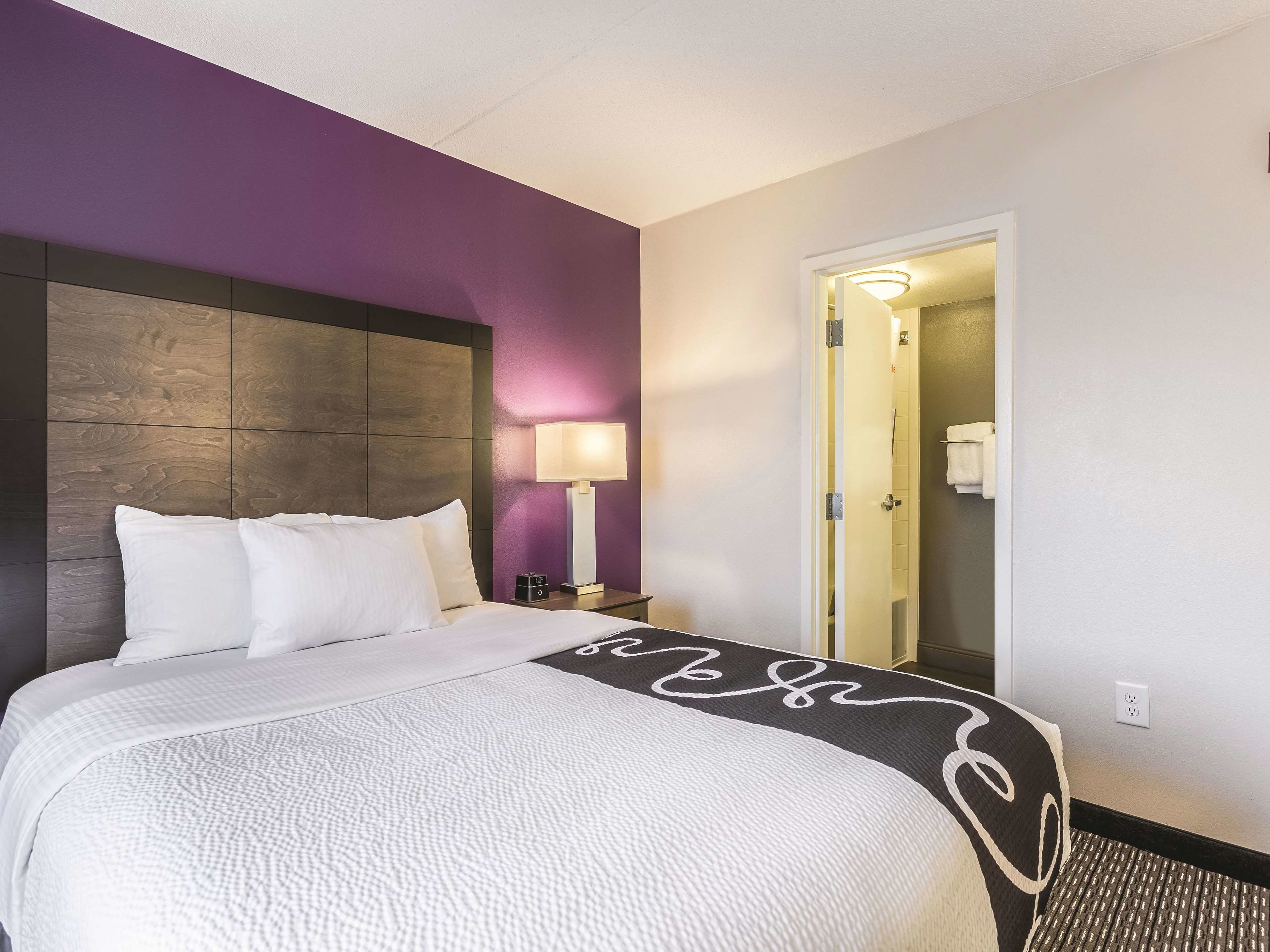 deluxe room, 1 queen bed, non smoking | premium bedding, desk, laptop workspace, blackout curtains